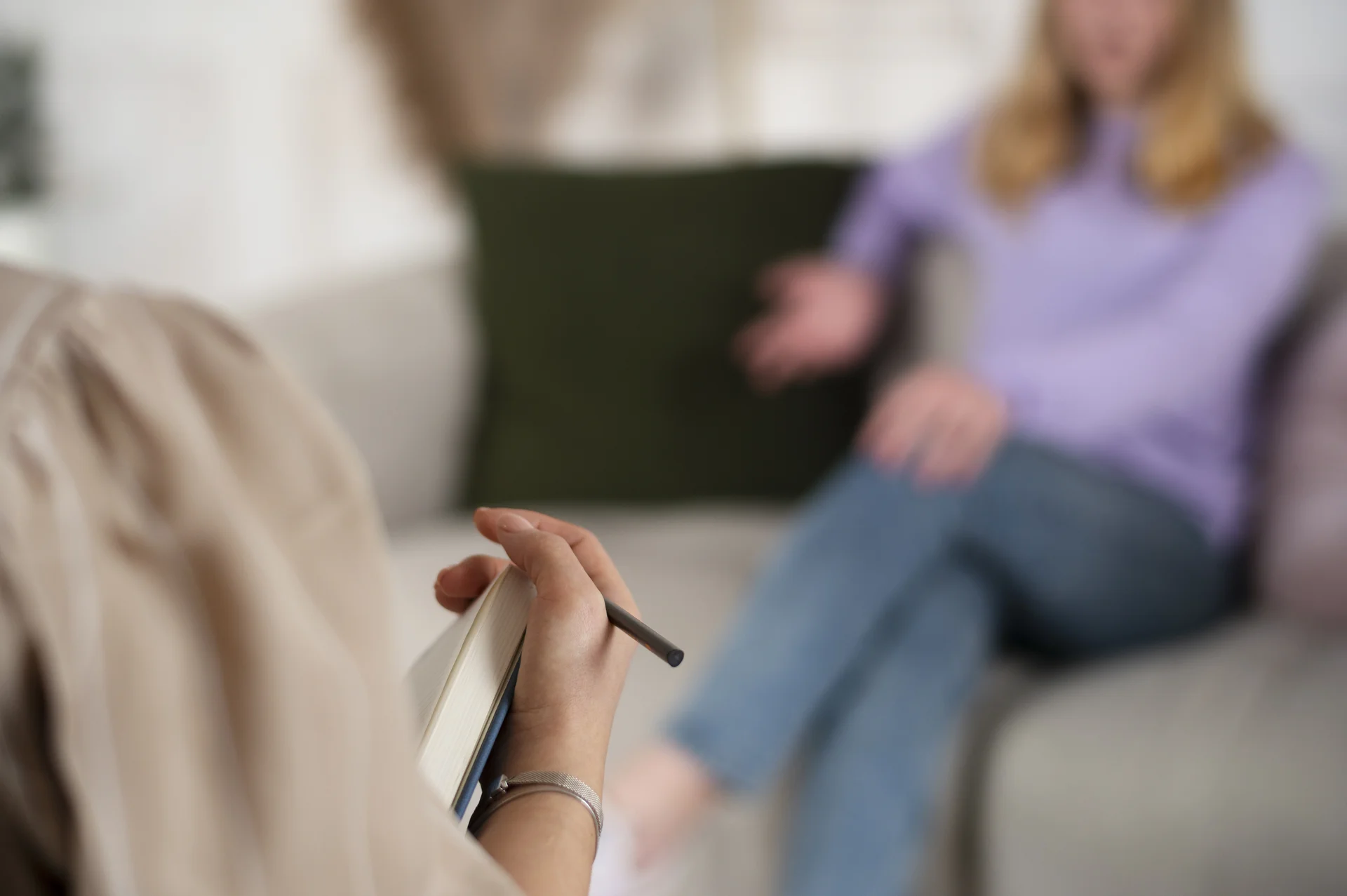 Psicoterapia individuale a Torino: la psicologa prende appunti durante il colloquio