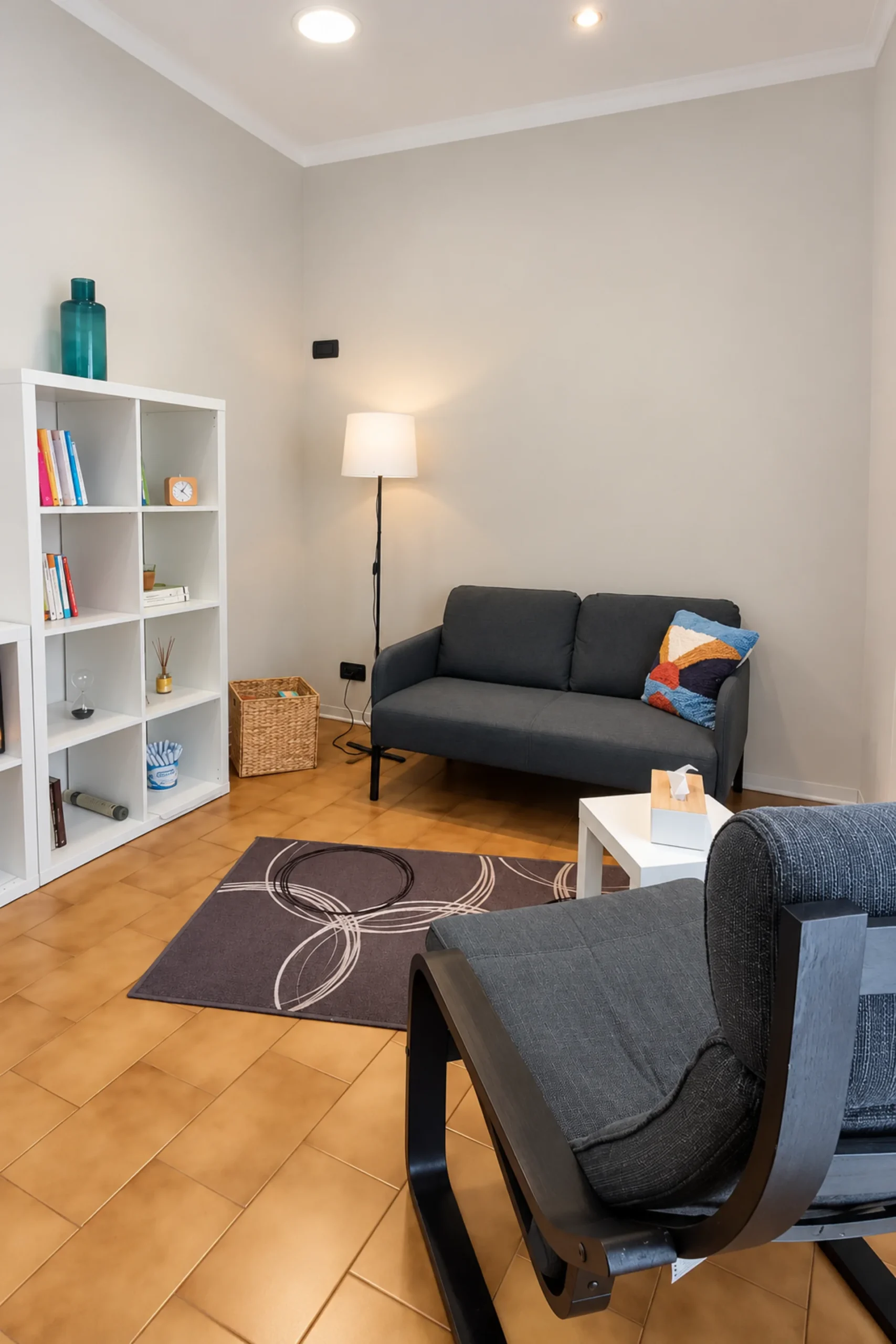 Studio della psicologa a Torino con divano, libreria e poltrona