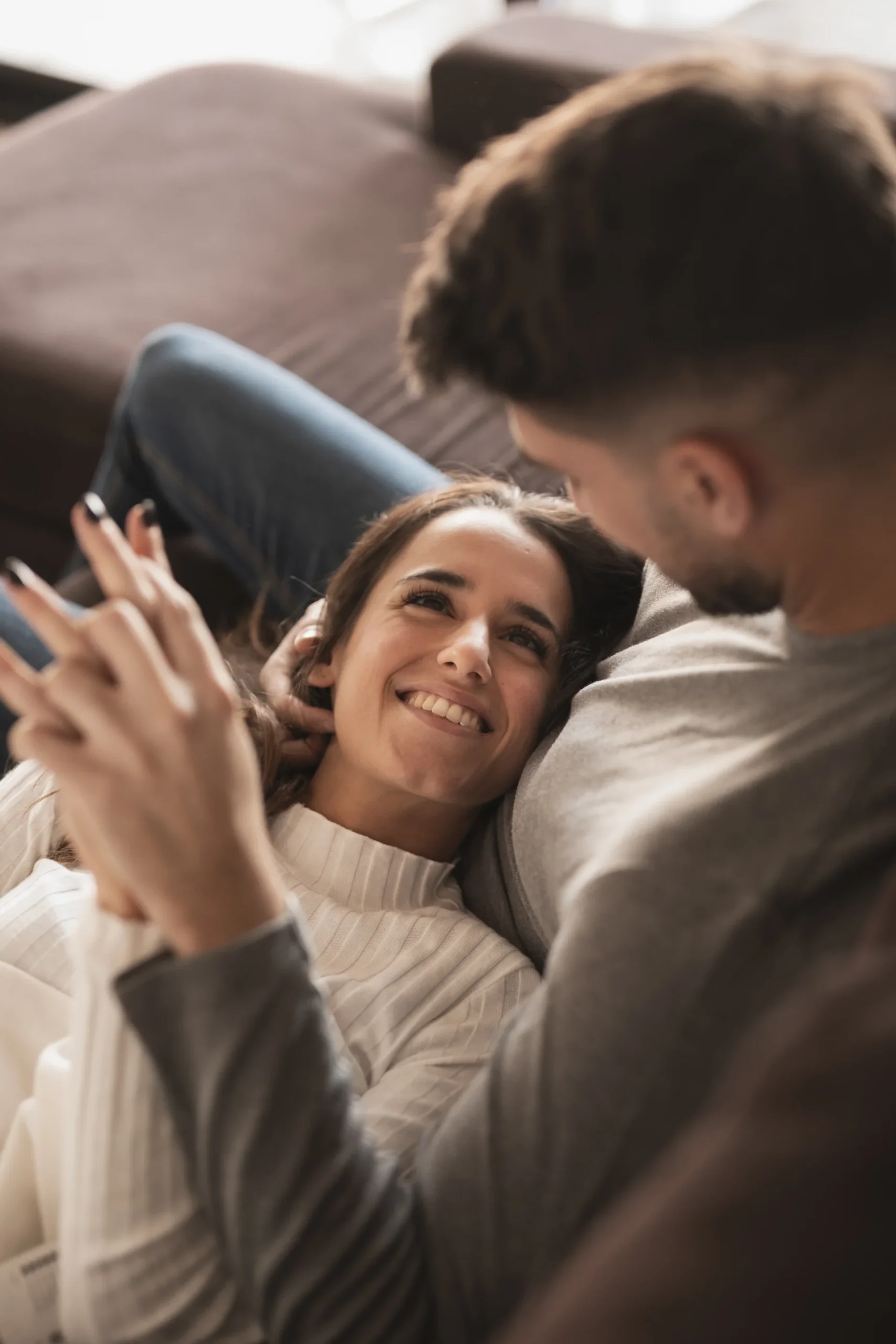 Terapia di coppia a Torino: due partner sul divano che si parlano sorridendo