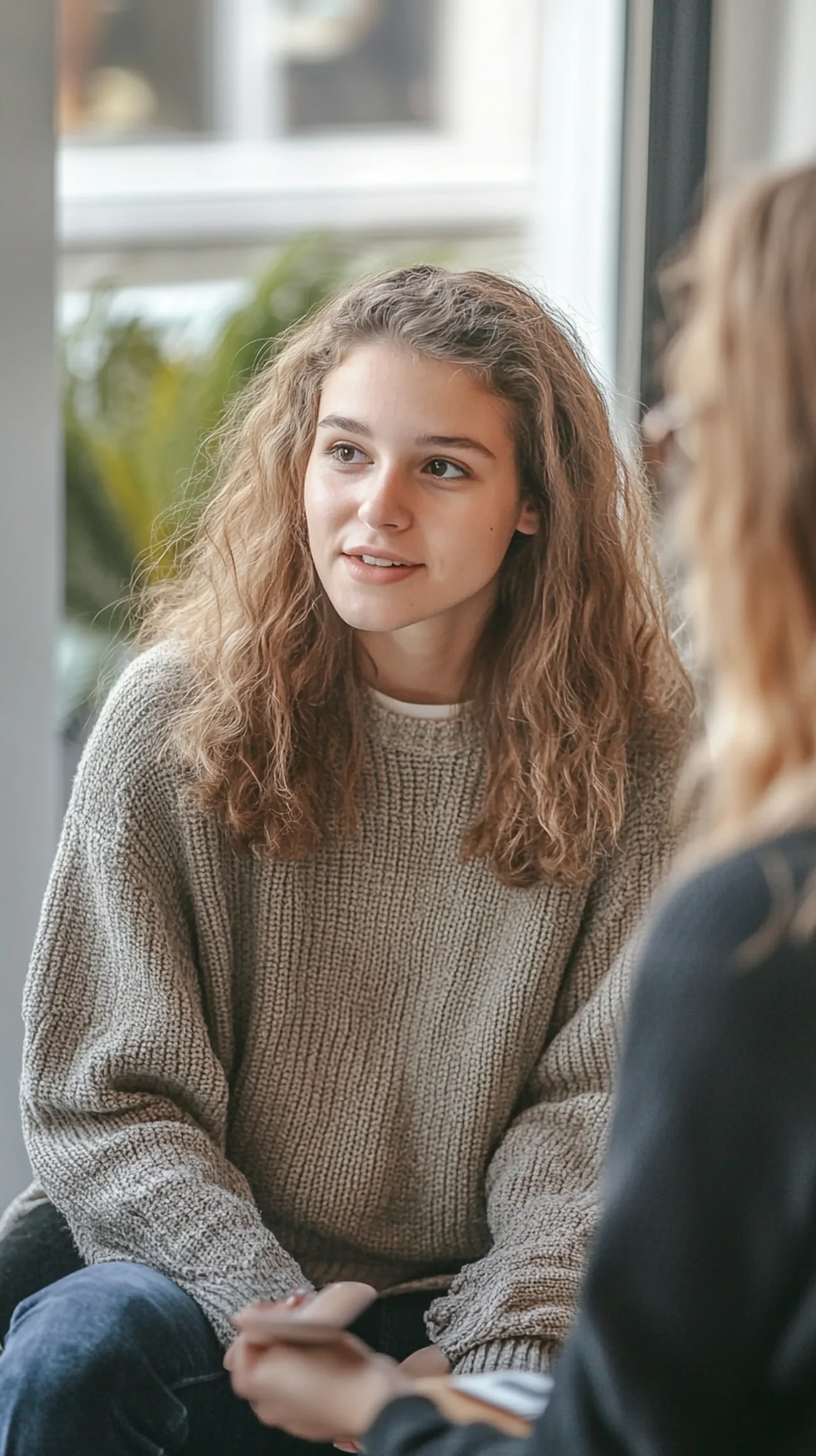 Ragazza adolescente che si racconta durante un colloquio con la psicologa