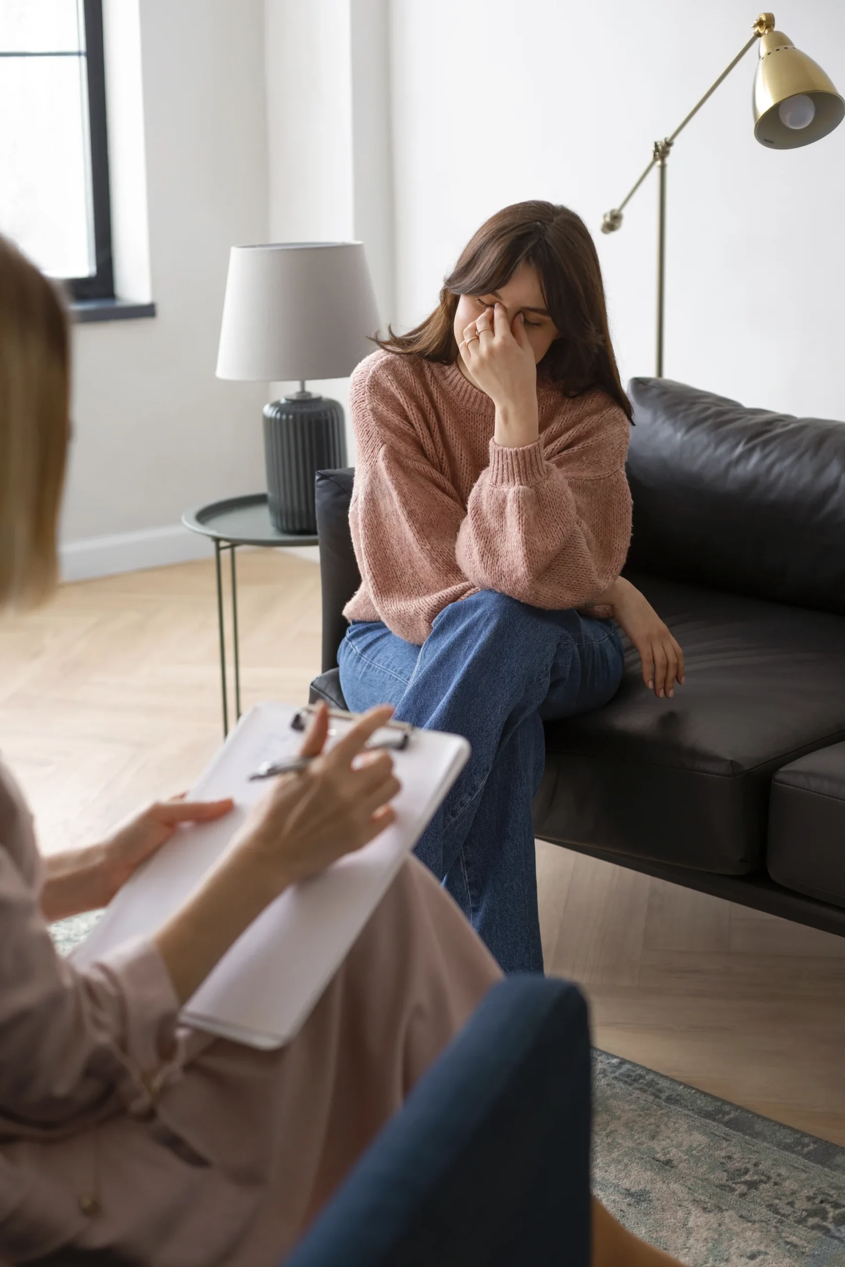 Psicoterapia individuale a Torino: donna seduta sul divano durante una seduta con la psicologa