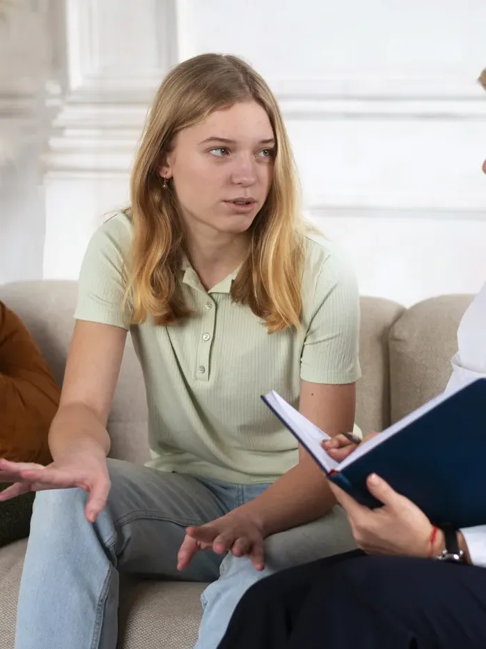 Psicoterapia adolescenti a Torino: ragazza che parla con la psicologa di ansia e autostima